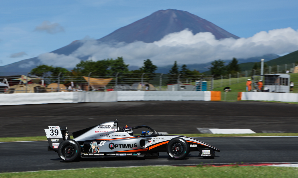 富士山を背景に走行する、スポンサー契約チームのレーシングカー