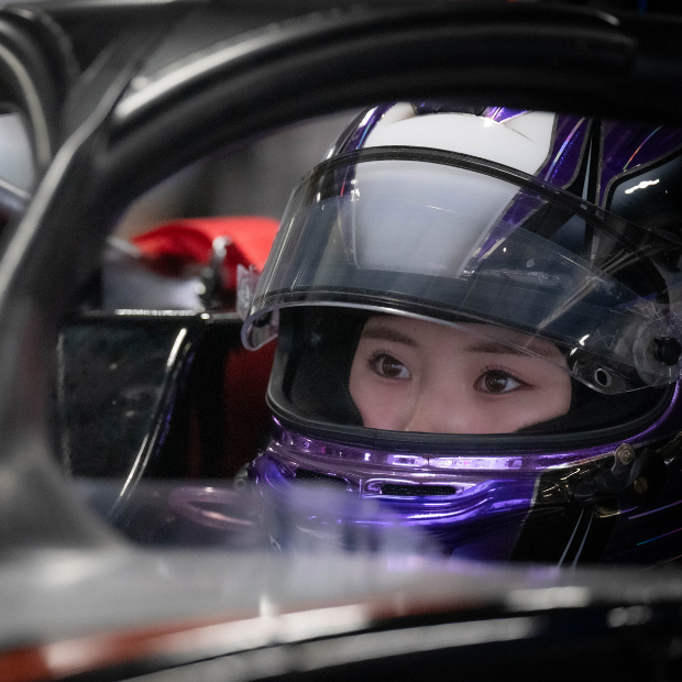 専属ドライバーが記者会見に臨む様子